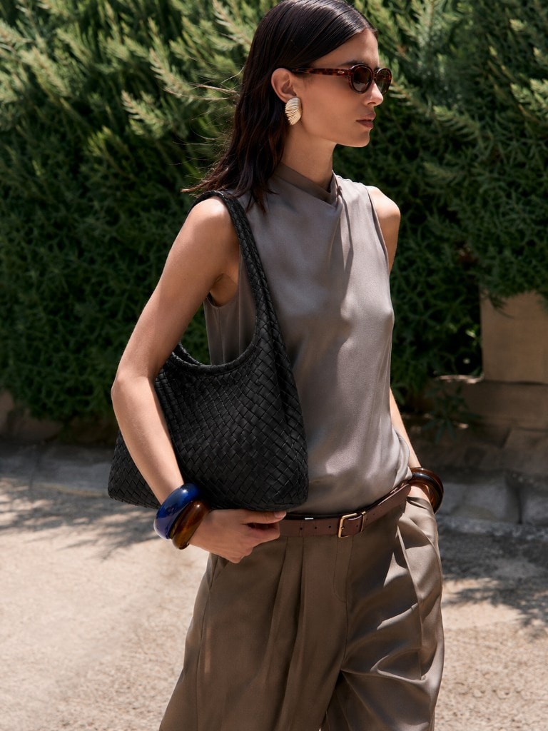 Woven Leather Hobo Bag Black в образе