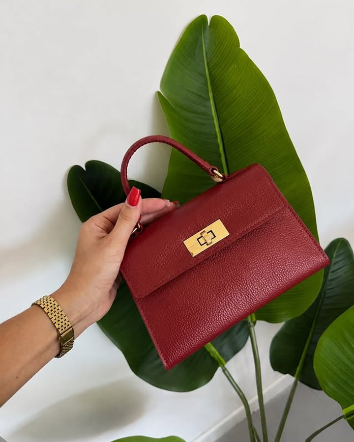Rosso Mini — бордовая мини-сумка SÓRA с золотой застёжкой